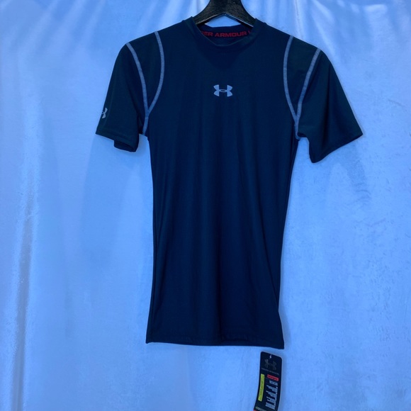 BNWT Under Armour black compression Heatgear™️/Anti-odor short sleeve top. - Picture 2 of 6